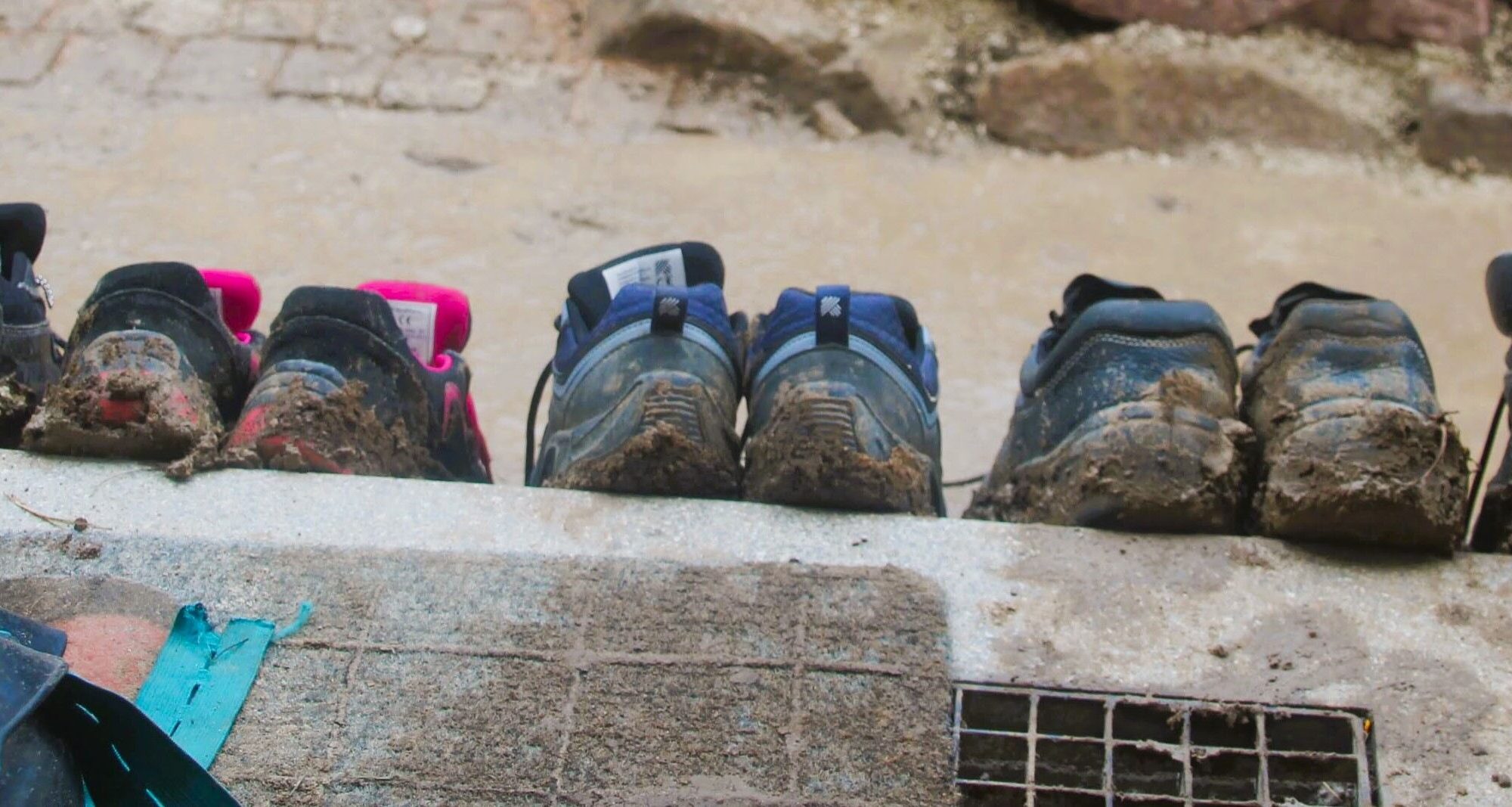 Foto von schmutzigen Arbeitsschuhen nach einem regnerischen Arbeitstag